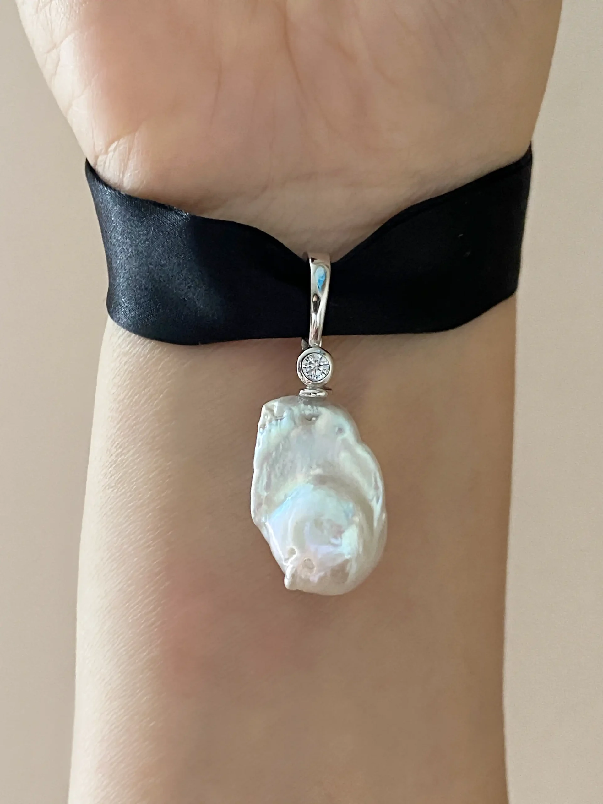 Choker with a Pearl – Silk Ribbon Necklace with Baroque Pearl Pendant