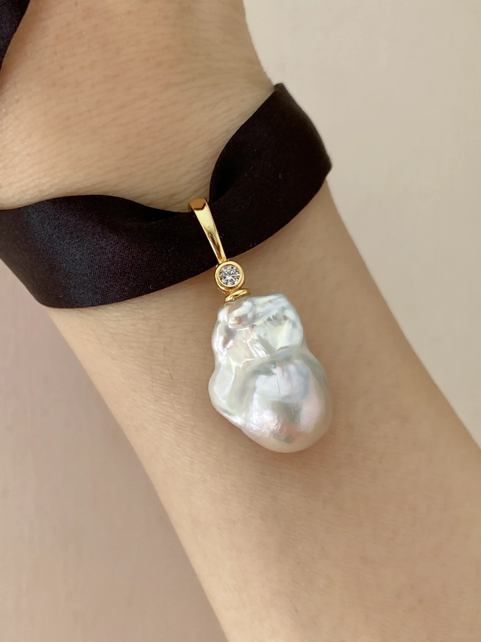 Choker with a Pearl – Silk Ribbon Necklace with Baroque Pearl Pendant - raffiepearls14