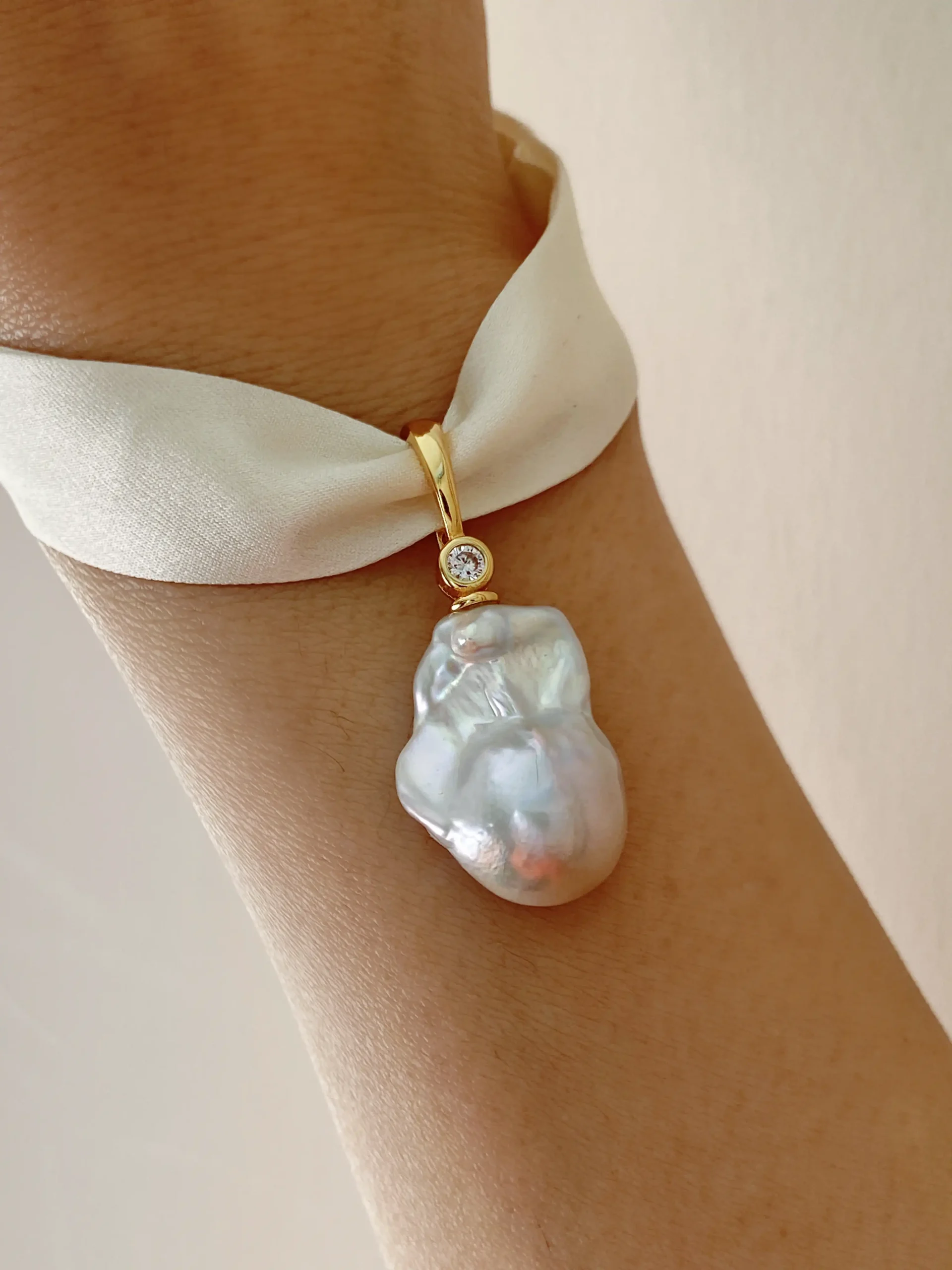 Choker with a Pearl – Silk Ribbon Necklace with Baroque Pearl Pendant - raffiepearls14