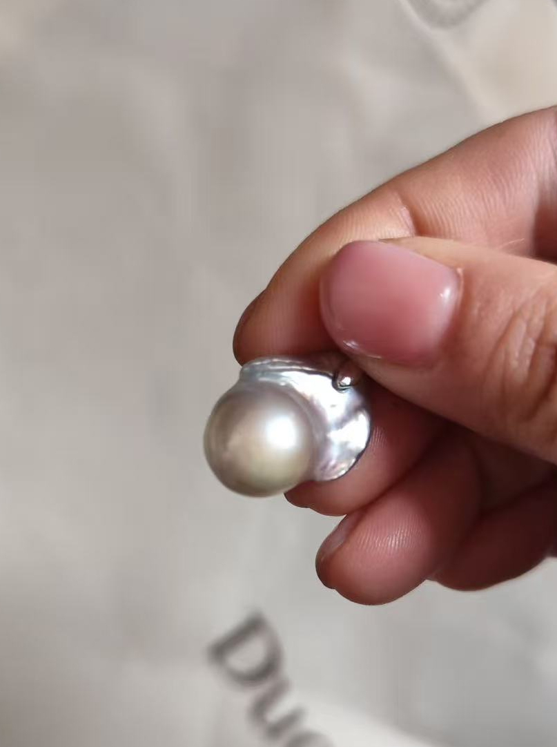 Baroque pearl with a thin head